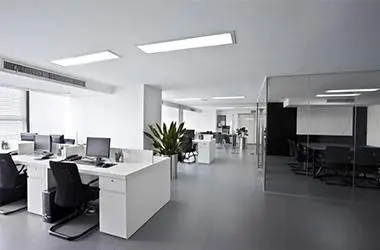 Zdjęcie przedstawia większe biuro, które może być klimatyzowane za pomocą klimatyzatorów Climate Energy.