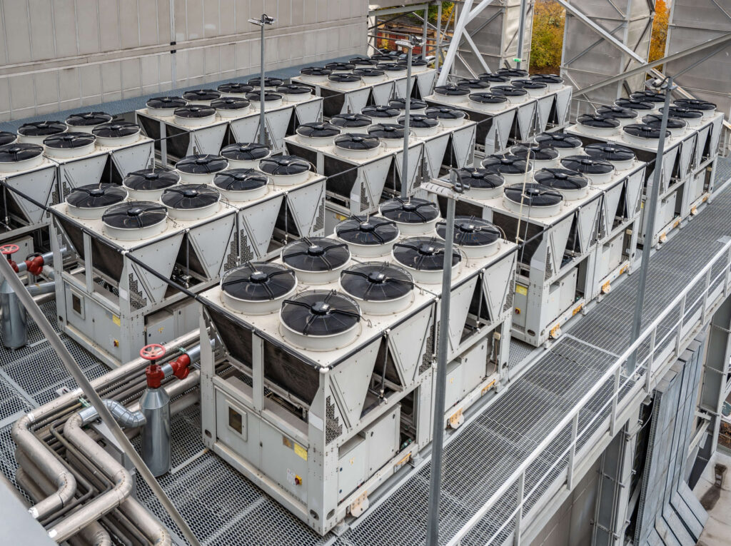 Klimaanlagen auf einem Industriegeb&auml;ude, wichtig f&uuml;r effiziente Klimaanlagen und Energie. Climate Energy.