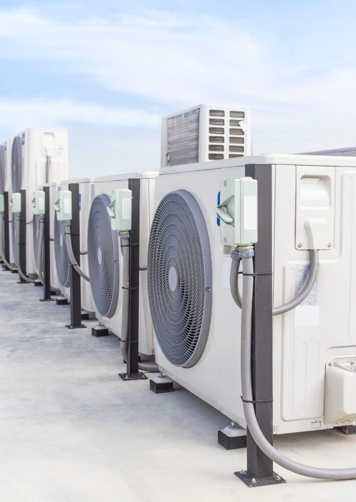 Mehrere Au&szlig;enger&auml;te von Klimaanlagen in Reihe auf einem Dach installiert &ndash; Climate Energy Mietflotte f&uuml;r K&uuml;hlung von 6,6 kW bis 219 kW.