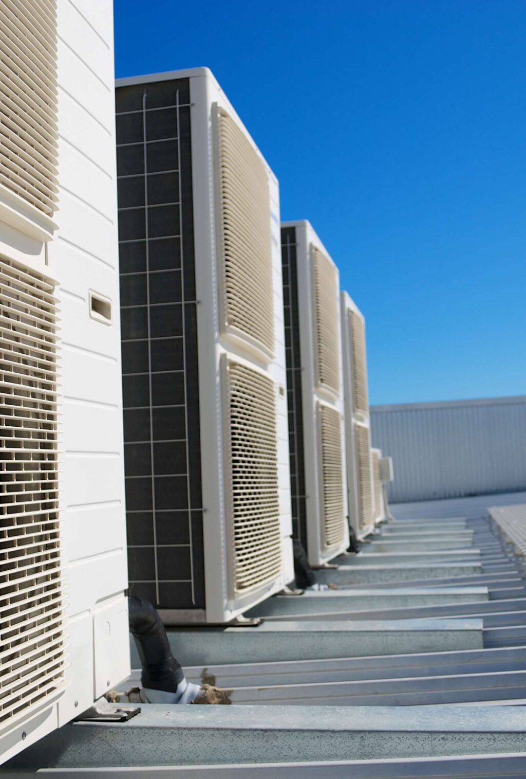 Reihe von Klimager&auml;ten auf einem Industriedach &ndash; mobile Mietk&auml;lte-L&ouml;sung f&uuml;r Gewerbe und Industrie