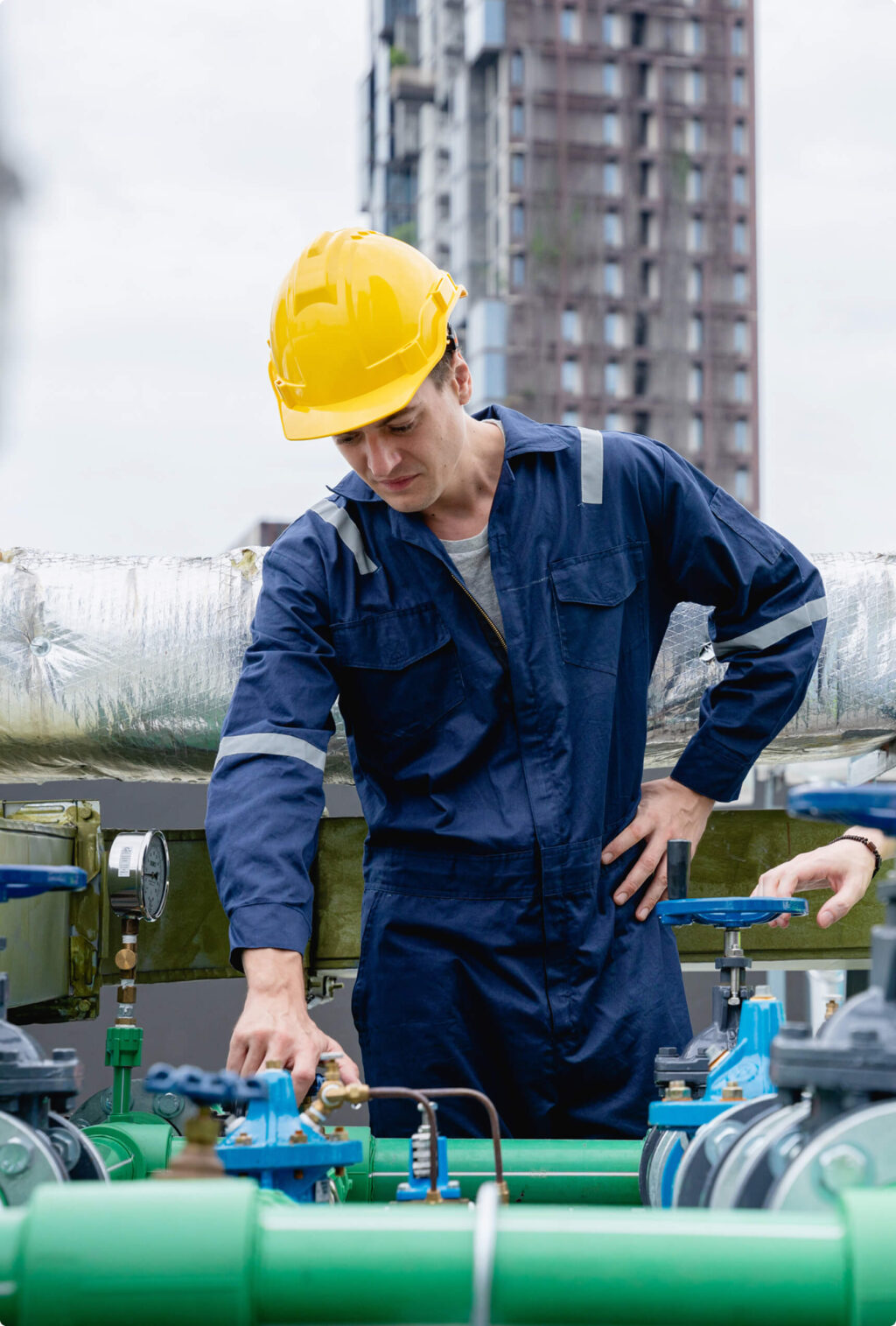 Techniker in Schutzkleidung pr&uuml;ft Kaltwassersatz-Anlage &ndash; Erkl&auml;rung der Unterschiede zwischen luftgek&uuml;hltem und wassergek&uuml;hltem Kaltwassersatz f&uuml;r Industrie und Geb&auml;udeklimatisierung.