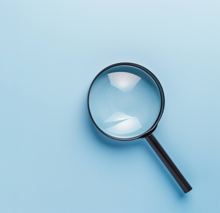 Lupe auf hellem Blau &ndash; Symbol f&uuml;r Suche, Analyse und Klimaenergie.