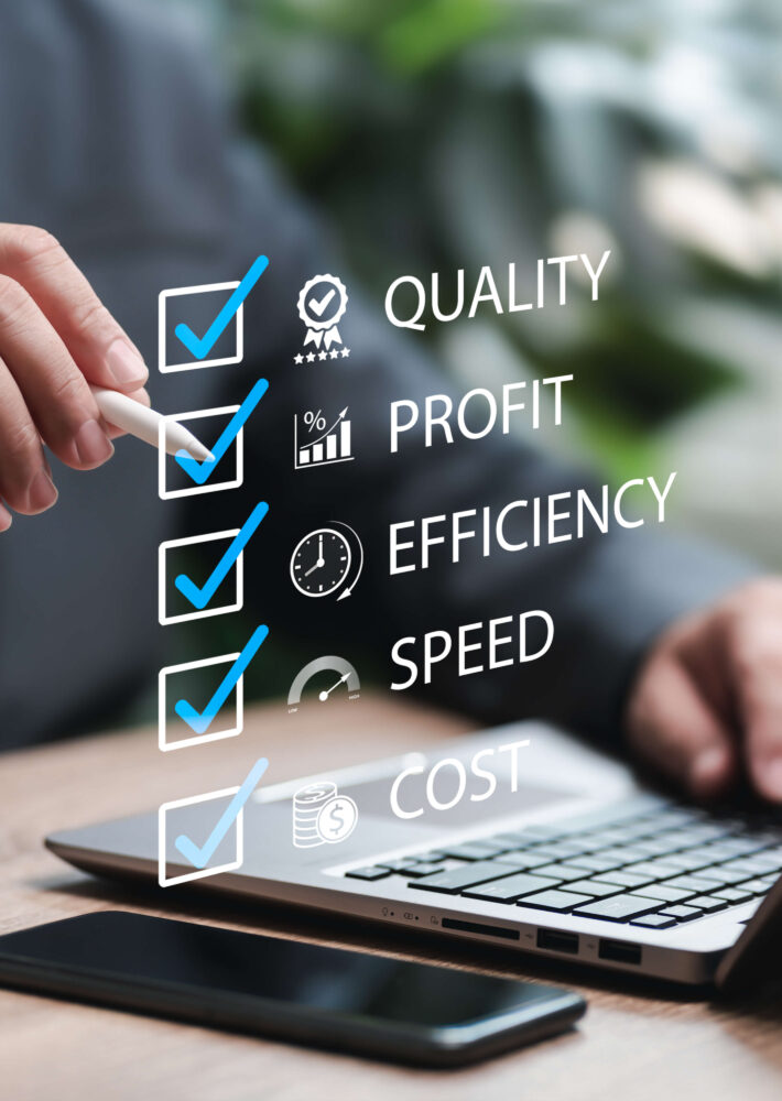 Gesch&auml;ftsperson mit digitaler Checkliste f&uuml;r Qualit&auml;t, Effizienz und Klimaenergie.